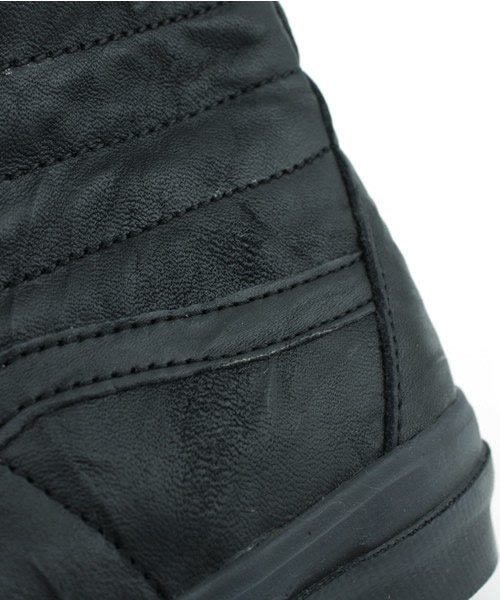 Sk8-Hi Black Leather Detail