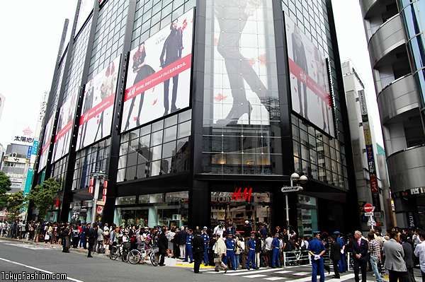 H&M Shibuya Opening Day Crowd