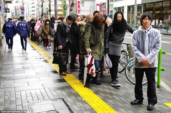 Girls Waiting for H&M Shinjuku