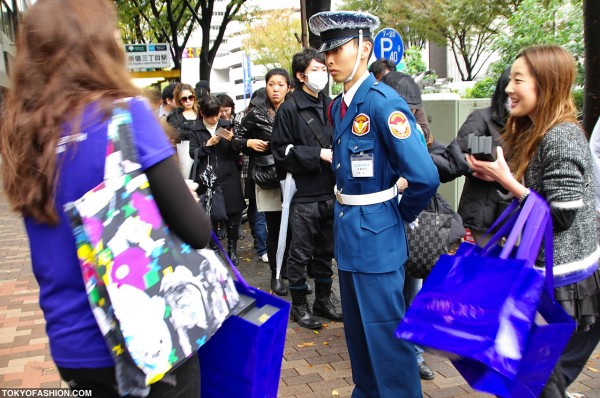 H&M Girls vs. Security Guard