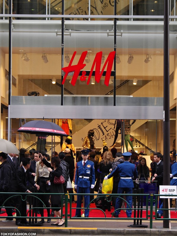 Customers Entering H&M