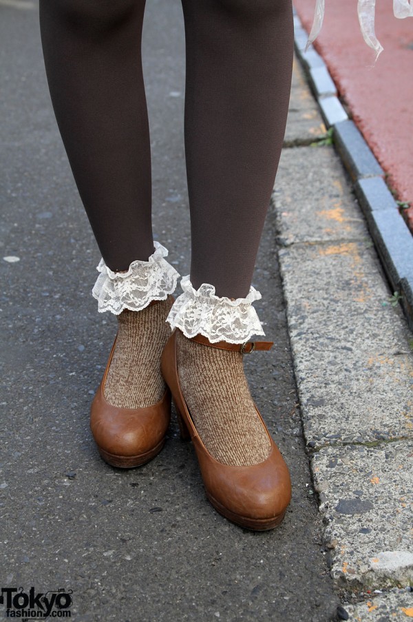 Crisp pumps with lace-trimmed leggings