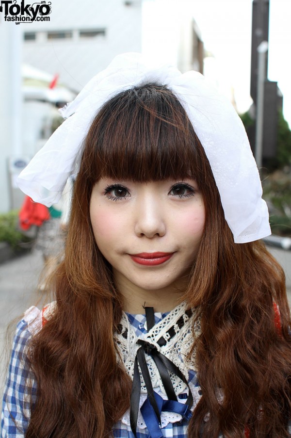 Dolly-kei girl with lace collar and floppy hair bow
