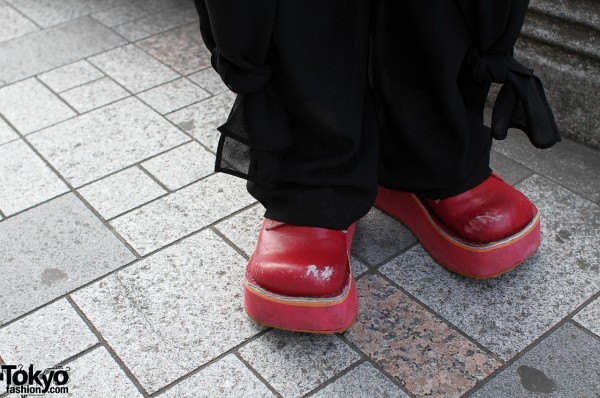 Thick-soled red shoes
