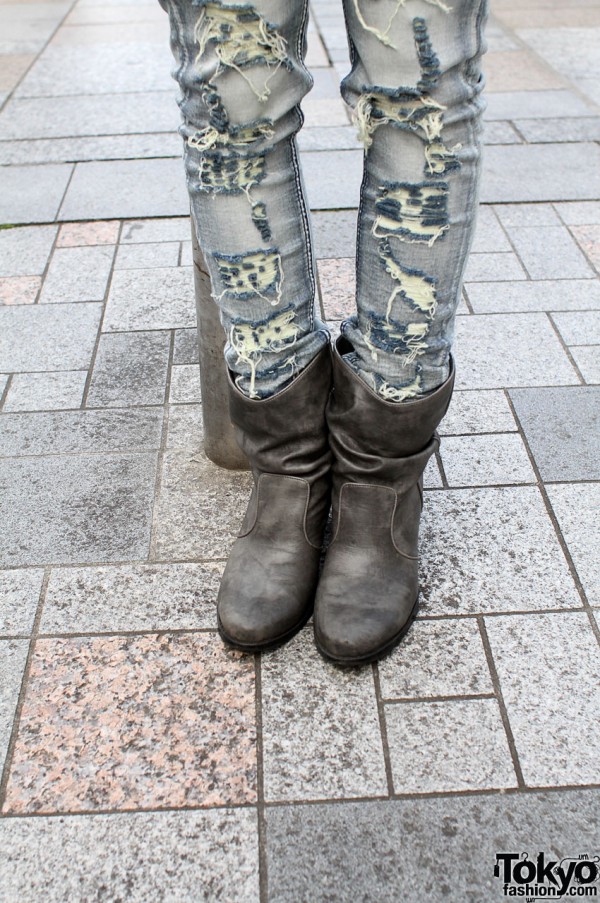 Emoda skinny jeans and soft gray boots