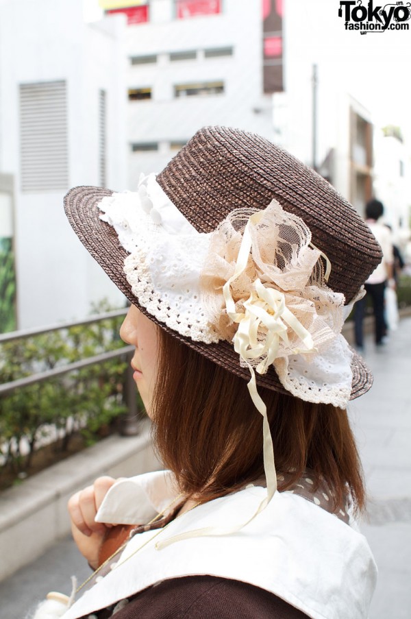 Brown straw hat with lace decoration