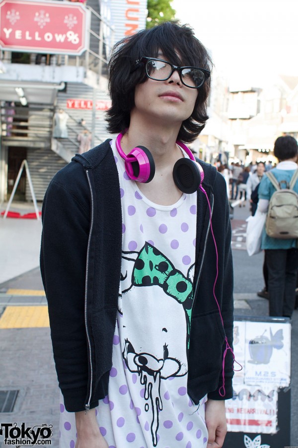 Monomania graphic t-shirt and pink headphones