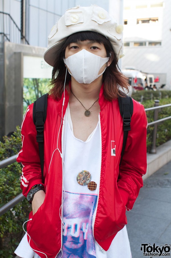 Boy t-shirt and button pins