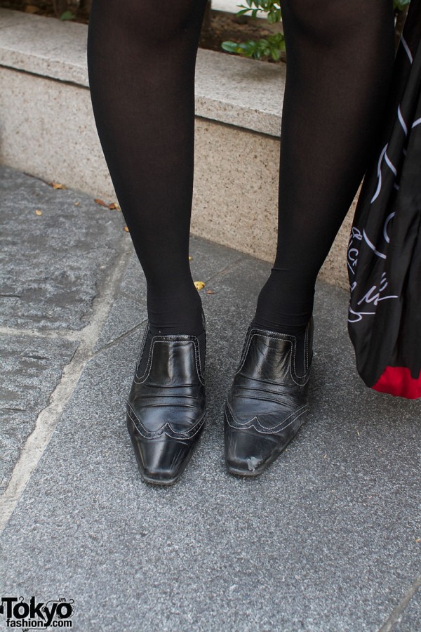Black stockings & topstitched shoes