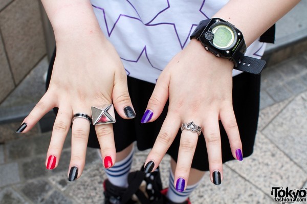 Red, purple and black fingernails & silver rings