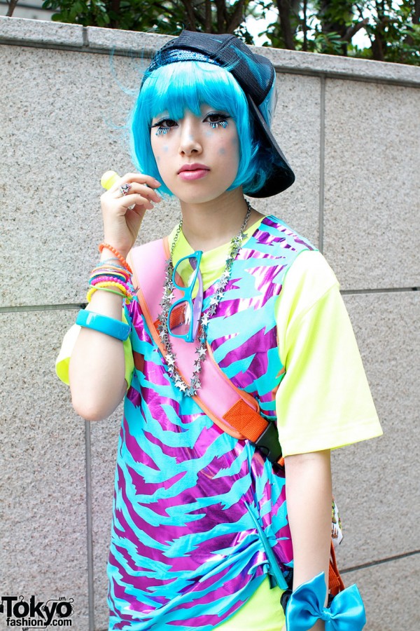 Blue wig, black hat & colorful accessories