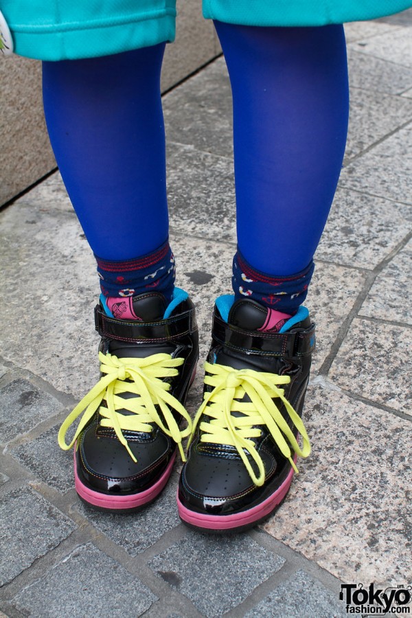 Blue tights, black & pink shoes, yellow laces