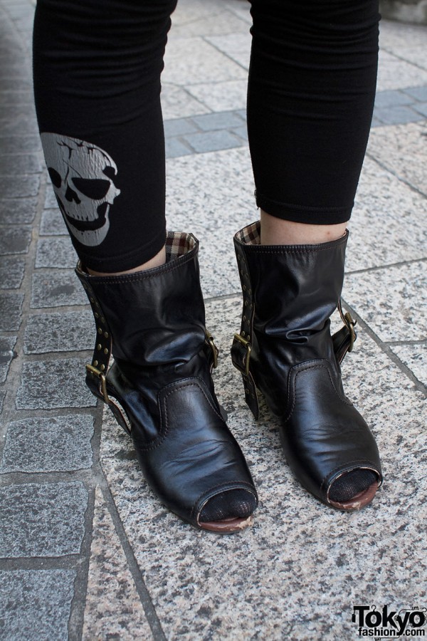 Black leggings & open toe boots