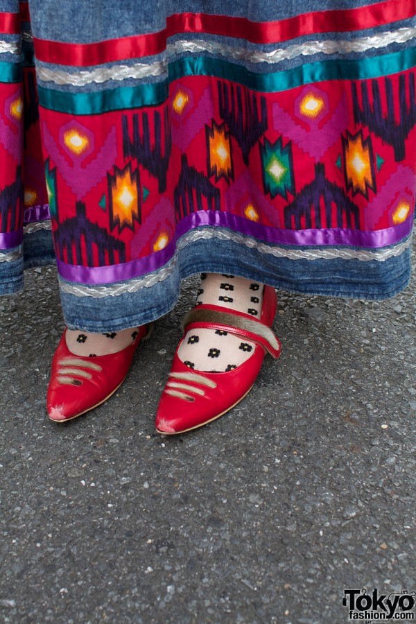 Pointed red Umbilical shoes & dotted socks