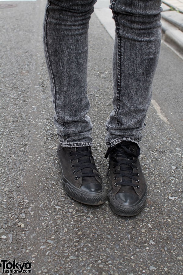 Black skinny jeans & Converse All Stars