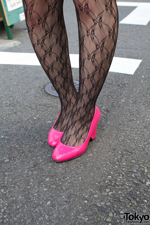 Black lace stockings & pink pumps
