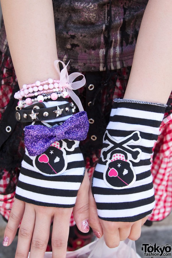 Striped gloves & %6DokiDoki jewelry