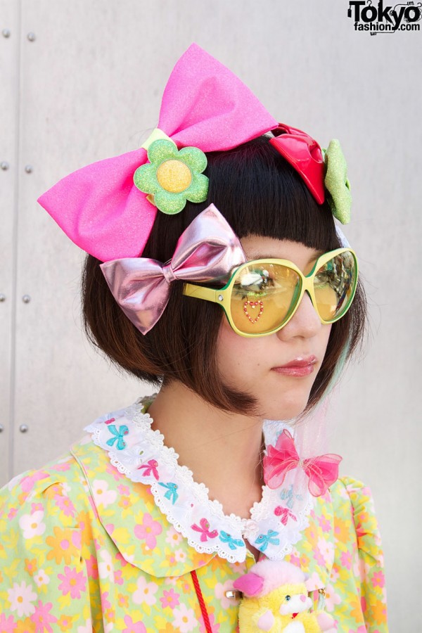 Hair bows & yellow sunglasses