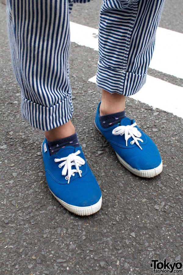 Blue sneakers & striped sarueru