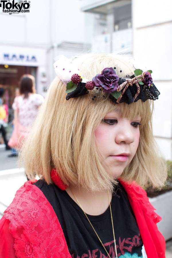 Blonde bob & flowered hat