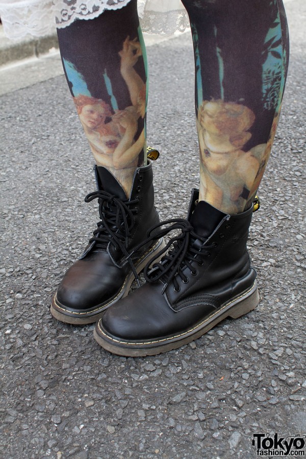 Graphic leggings & Dr. Martens boots