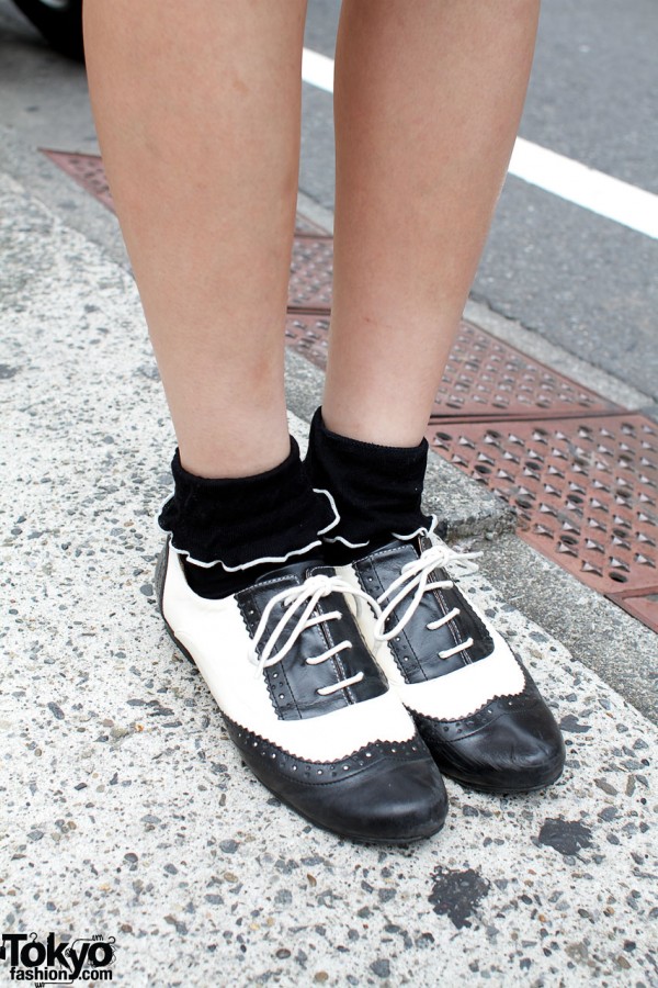 Two-tone shoes & black ankle socks