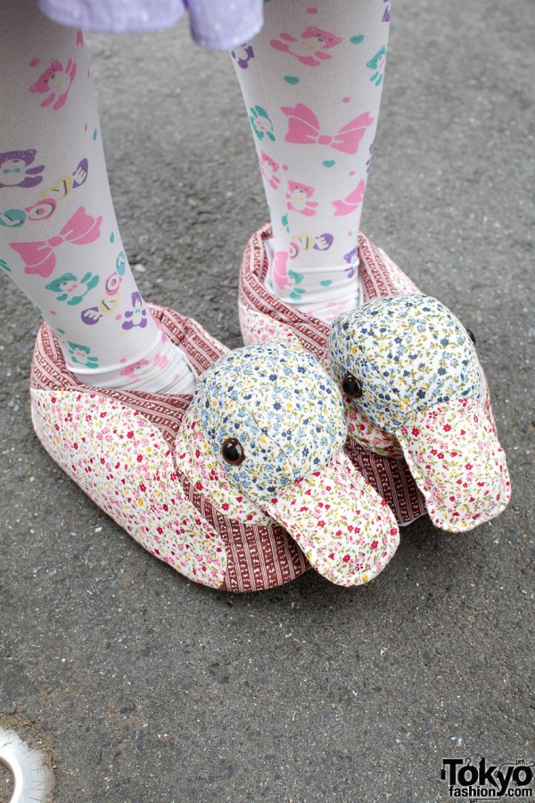 Duck slippers & white print tights