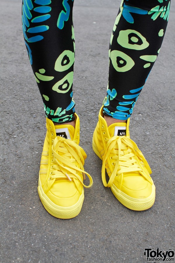 Graphic leggings & yellow Adidas