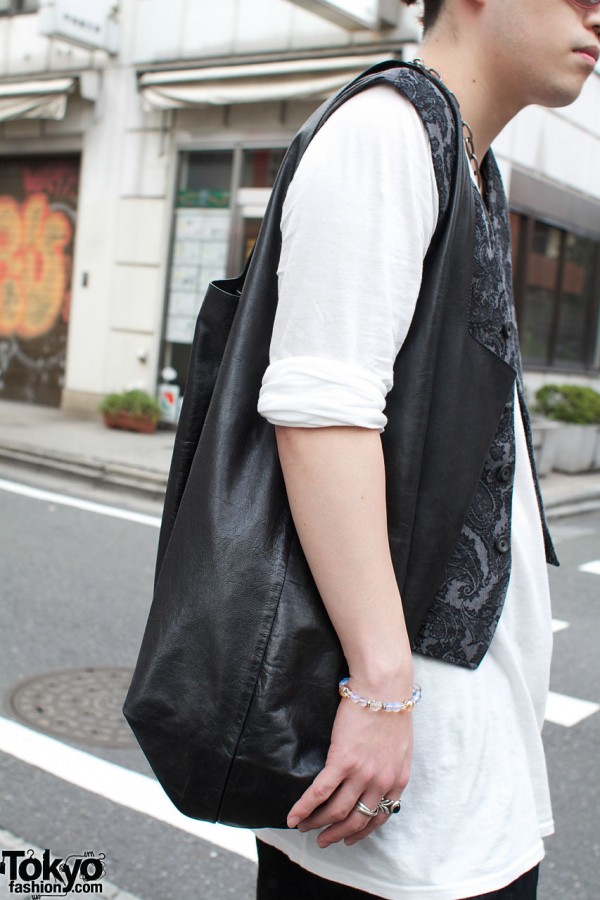 Leather shoulder bag & black vest