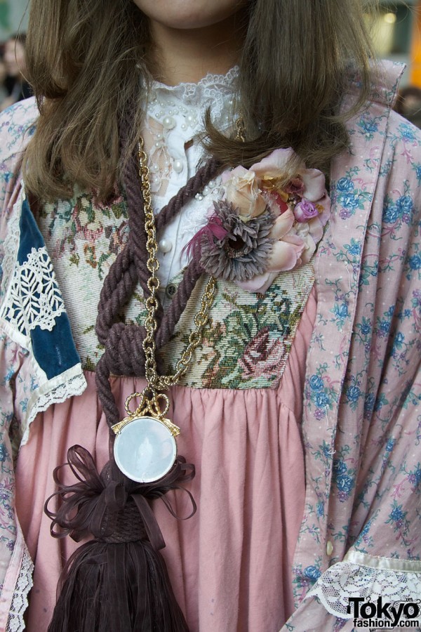 Pendant, flowers & tassel