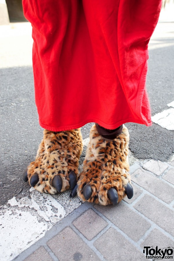 WC by Chinatsu Wakatsuki fuzzy paw slippers