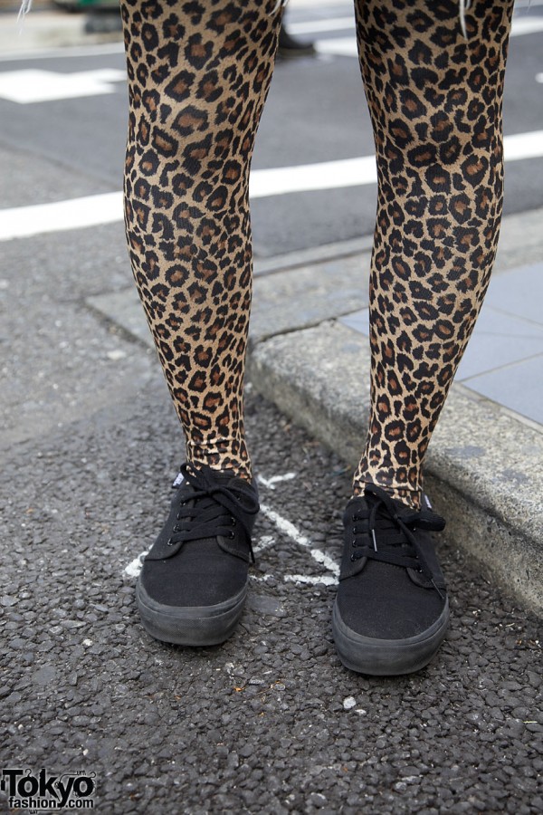 Cheetah tights & black canvas shoes
