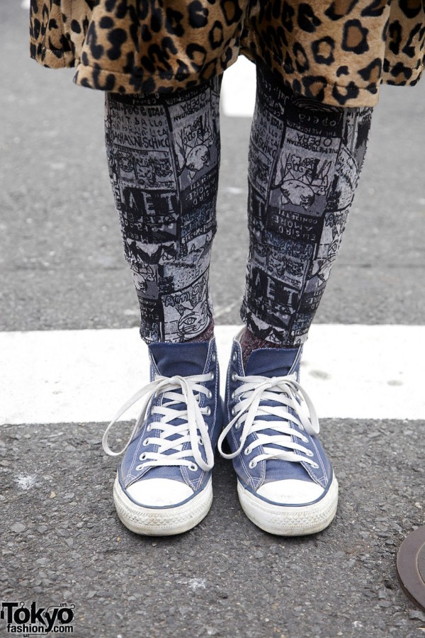 Graphic leggings & Converse sneakers
