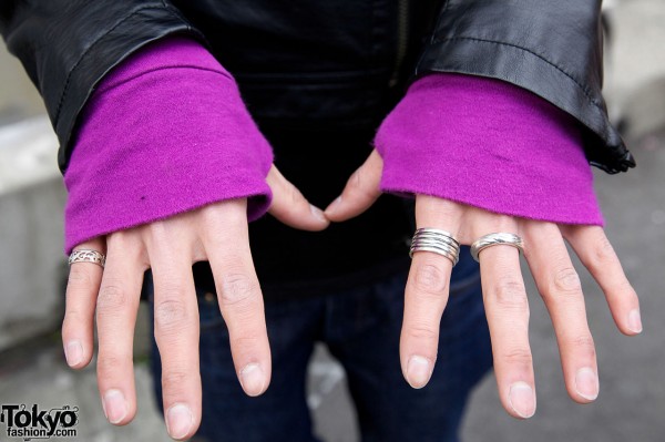 Fingerless purple mitts & silver rings