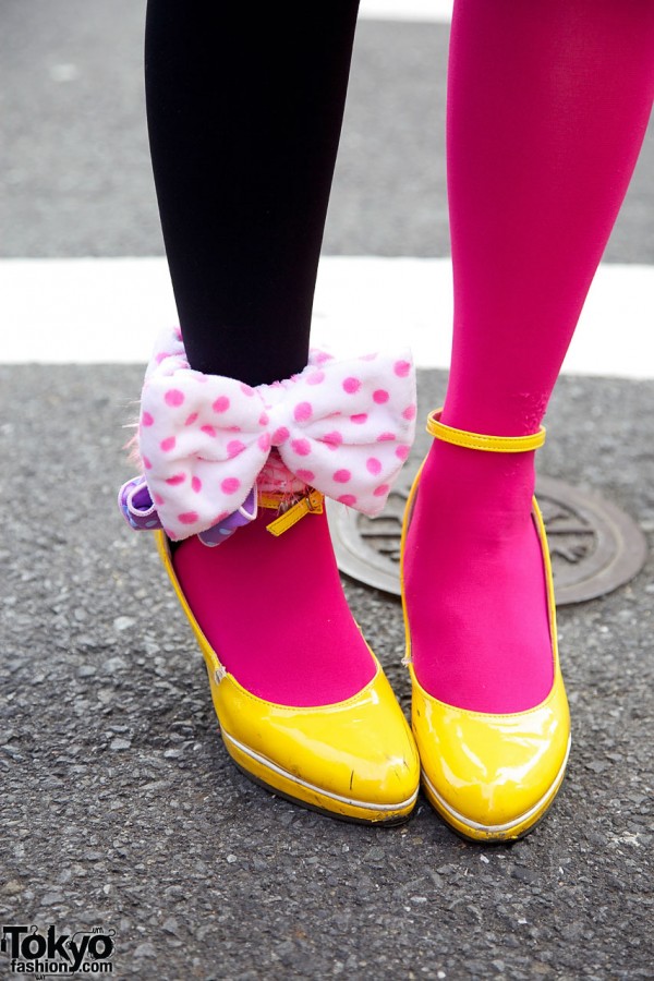 Two-tone tights, yellow shoes & bow