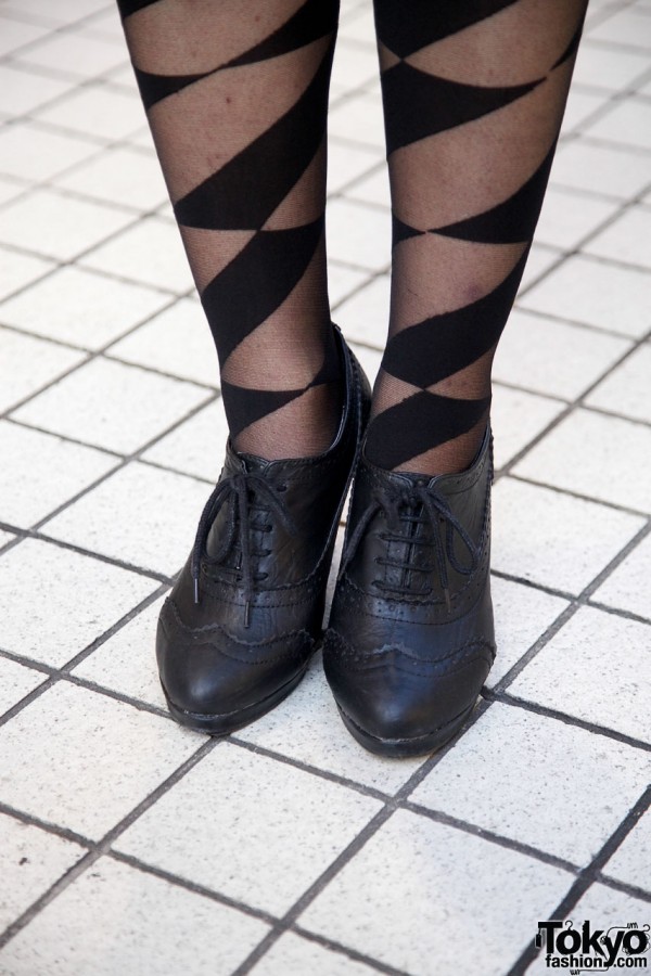 Oxford shoes & patterned stockings