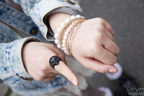 Skull ring, pearl & gold bracelets