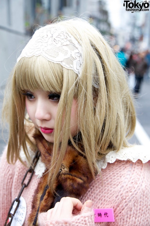 Blonde hair with lace hairband