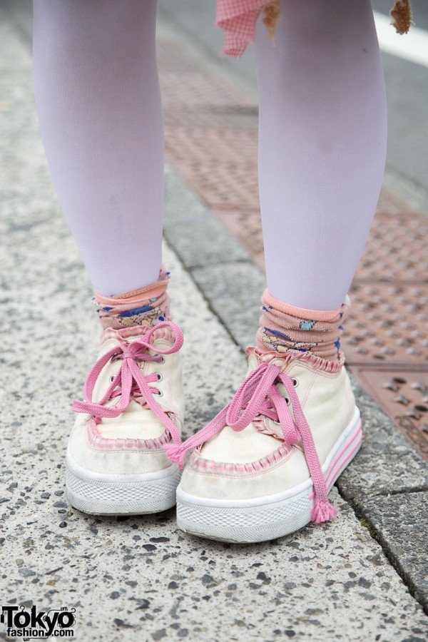 Southpaw sneakers with pink laces