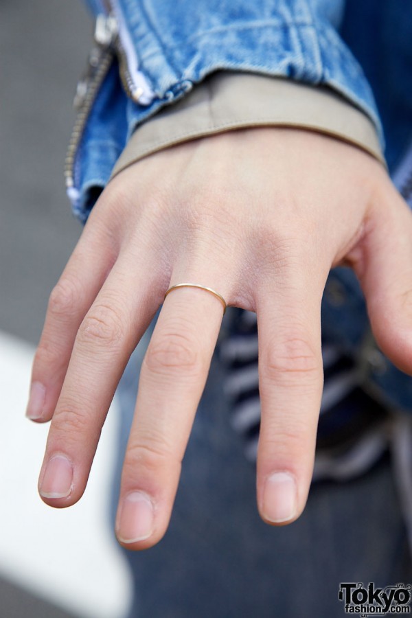 Narrow gold ring