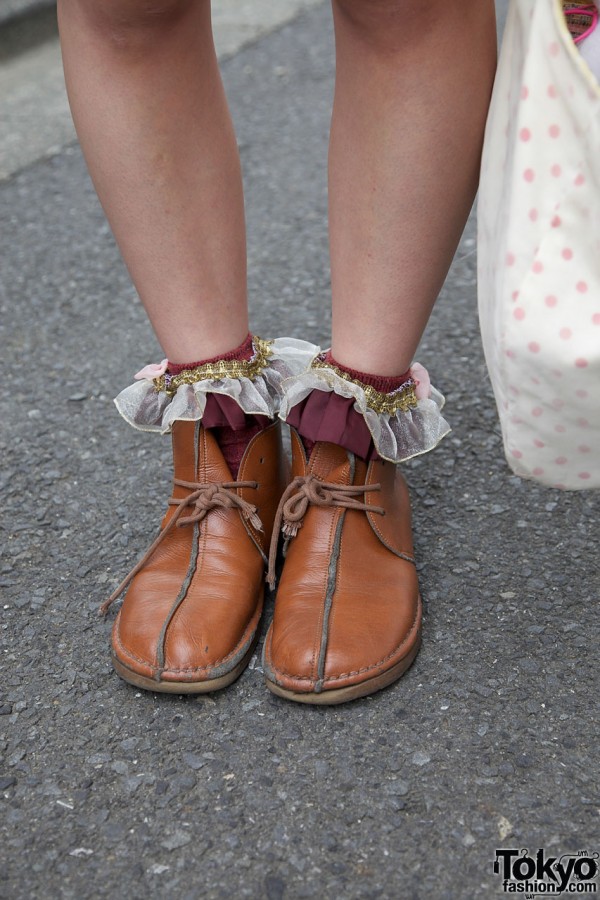 Leather shoes with ruffle cuffs