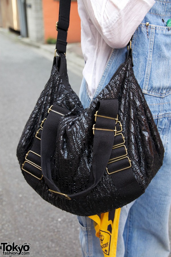 Shiny textured purse