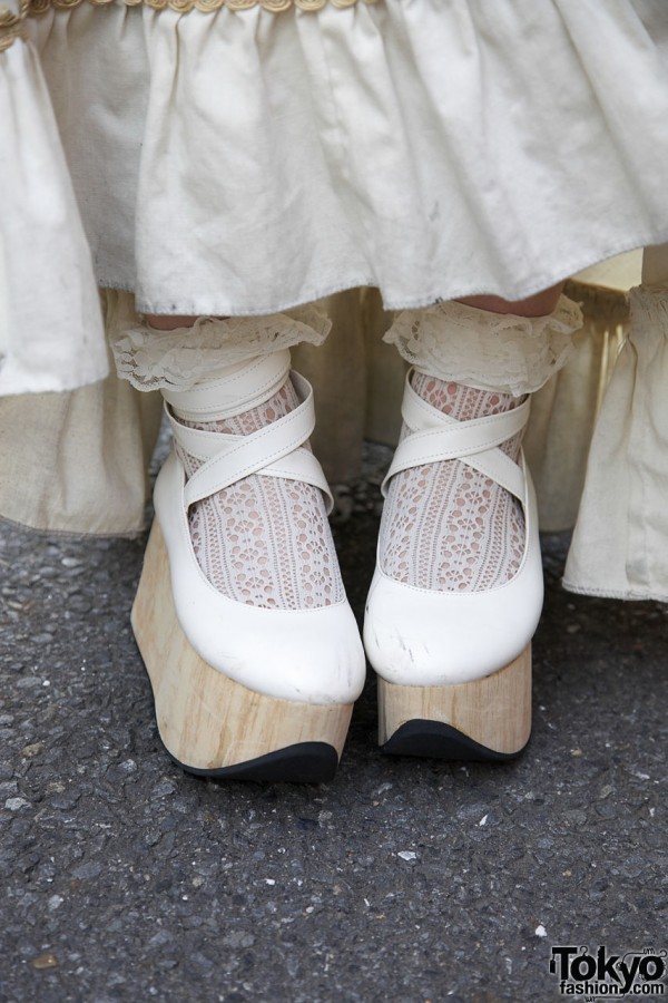 Body Line rocking horse shoes & lace socks