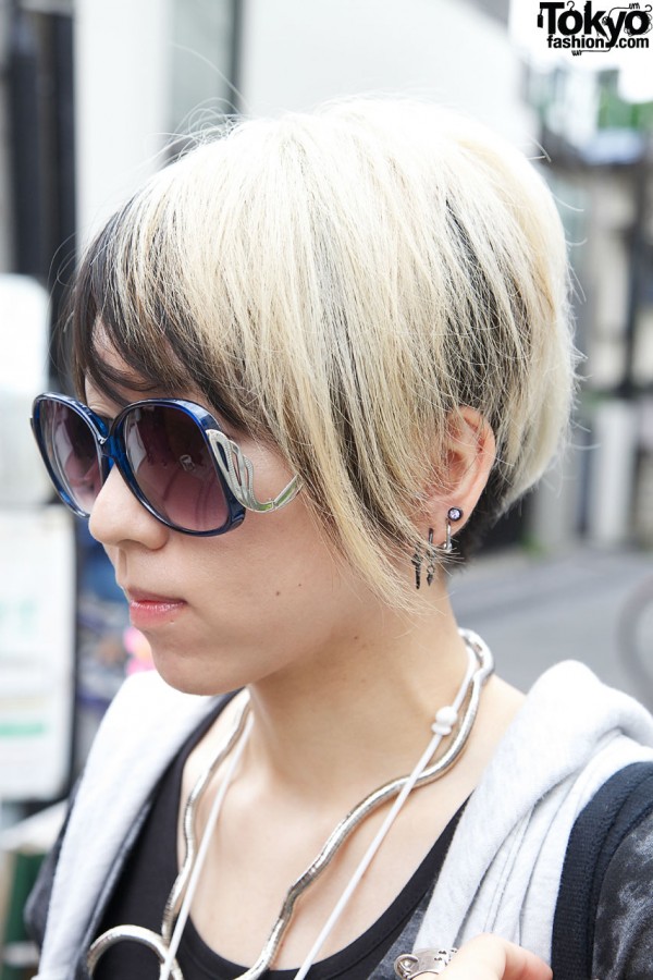 Two-tone hair & earrings in Harajuku