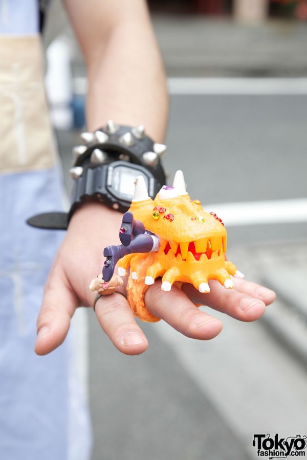 Plastic monster ring