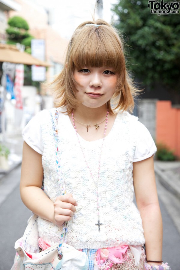 Pastel sleeveless sweater & rosary necklace