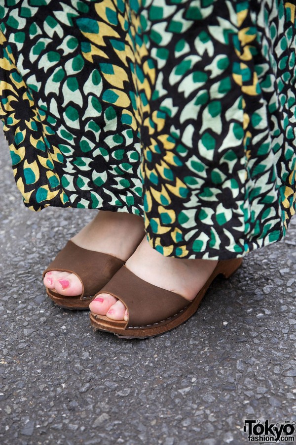 Kimono & brown suede sandals