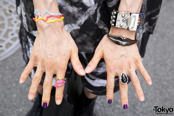 Lips bracelet & eye-catching rings