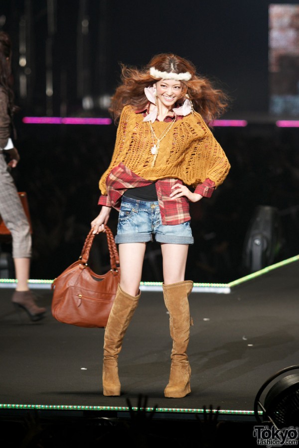 Cecil McBee at Tokyo Girls Collection