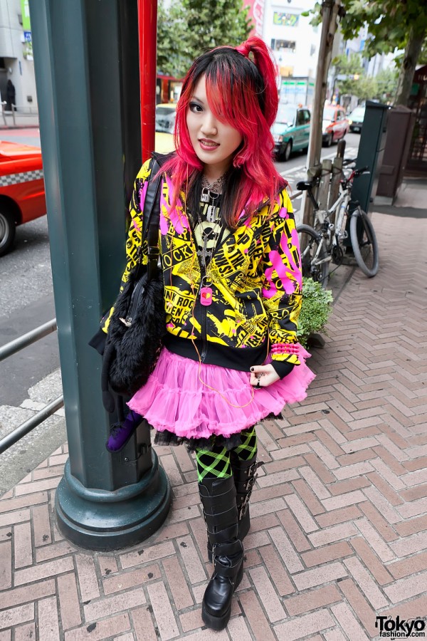 Saia rosa Tulle & Super Amantes Hoodie em Shibuya